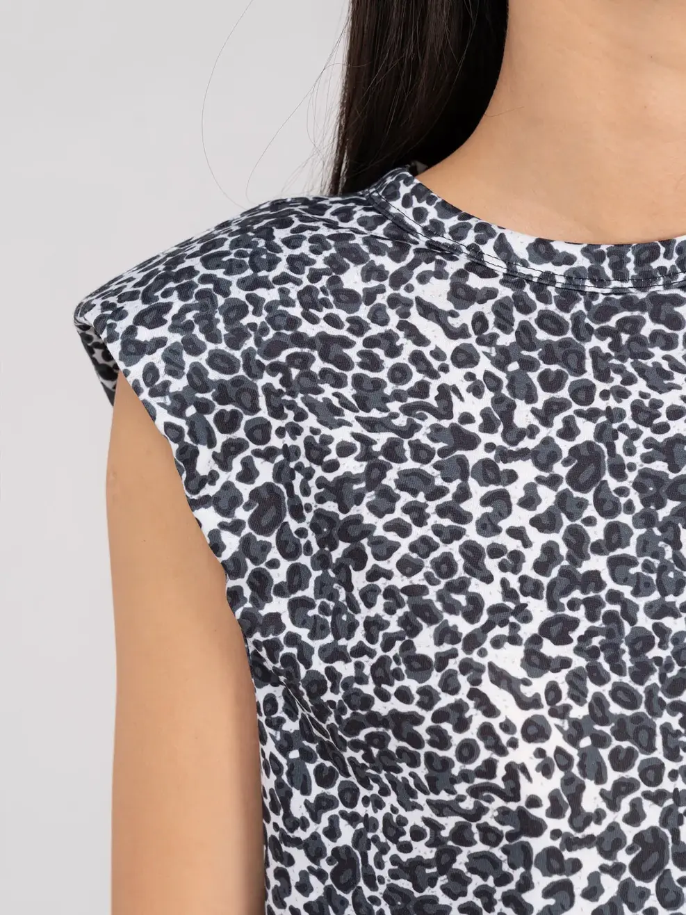 Áo thun mềm mịn đệm vai họa tiết - Rêu - S