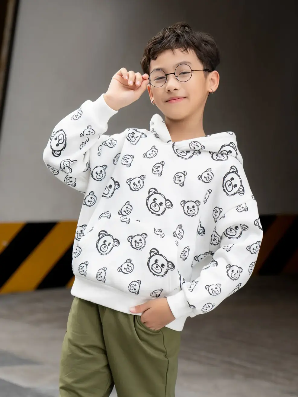 Áo nỉ cào kid in tràn gấu - Trắng - 2