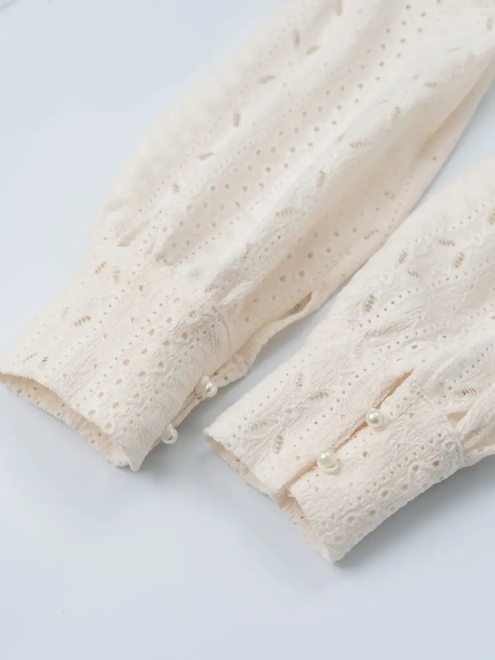 Sơ Mi Dài Tay Nữ Cổ Choker Vải Knit Họa Tiết - Trắng - S