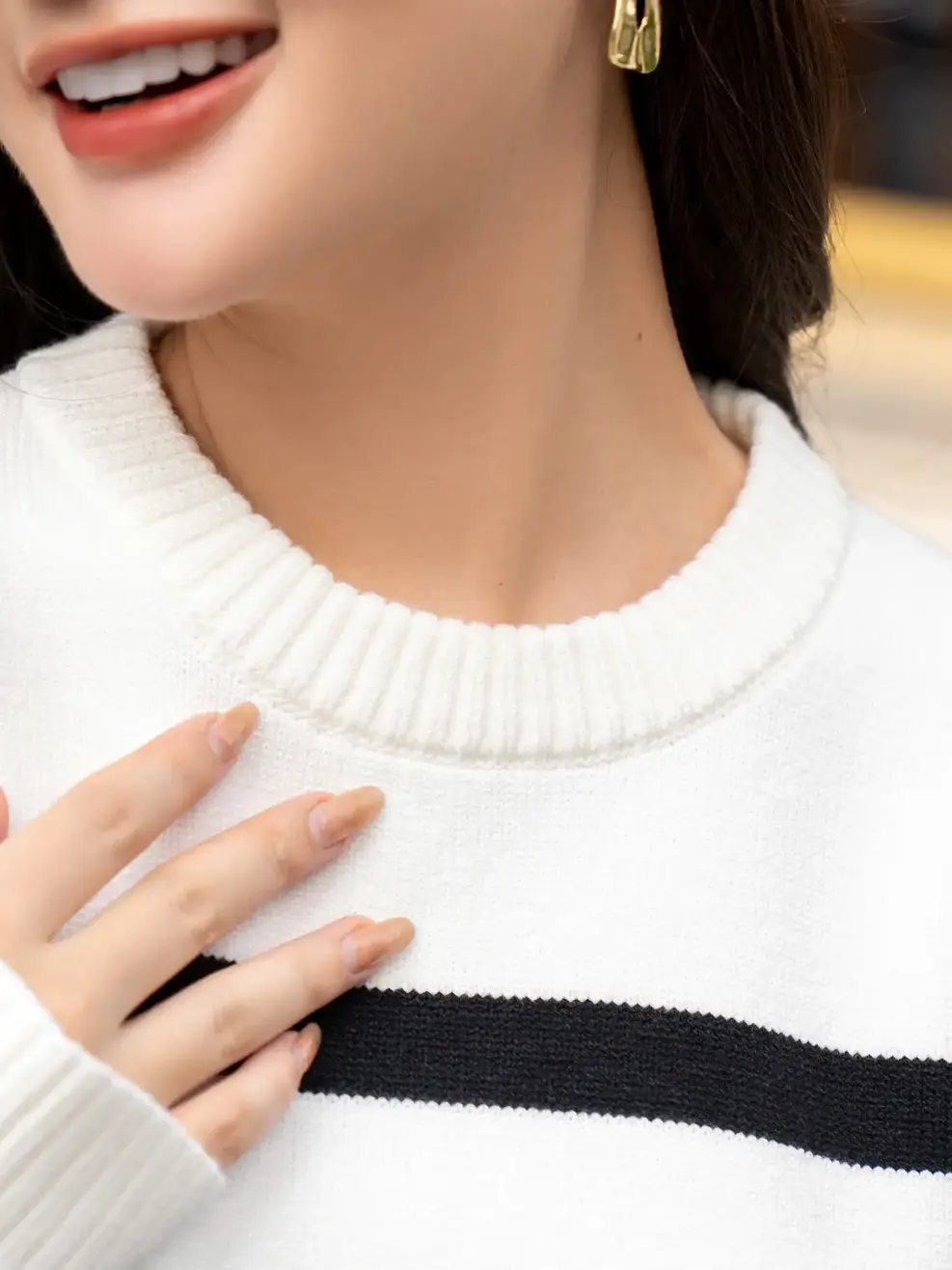 Áo len nữ xẻ tà dáng rộng dệt kẻ - Trắng kẻ đen - F