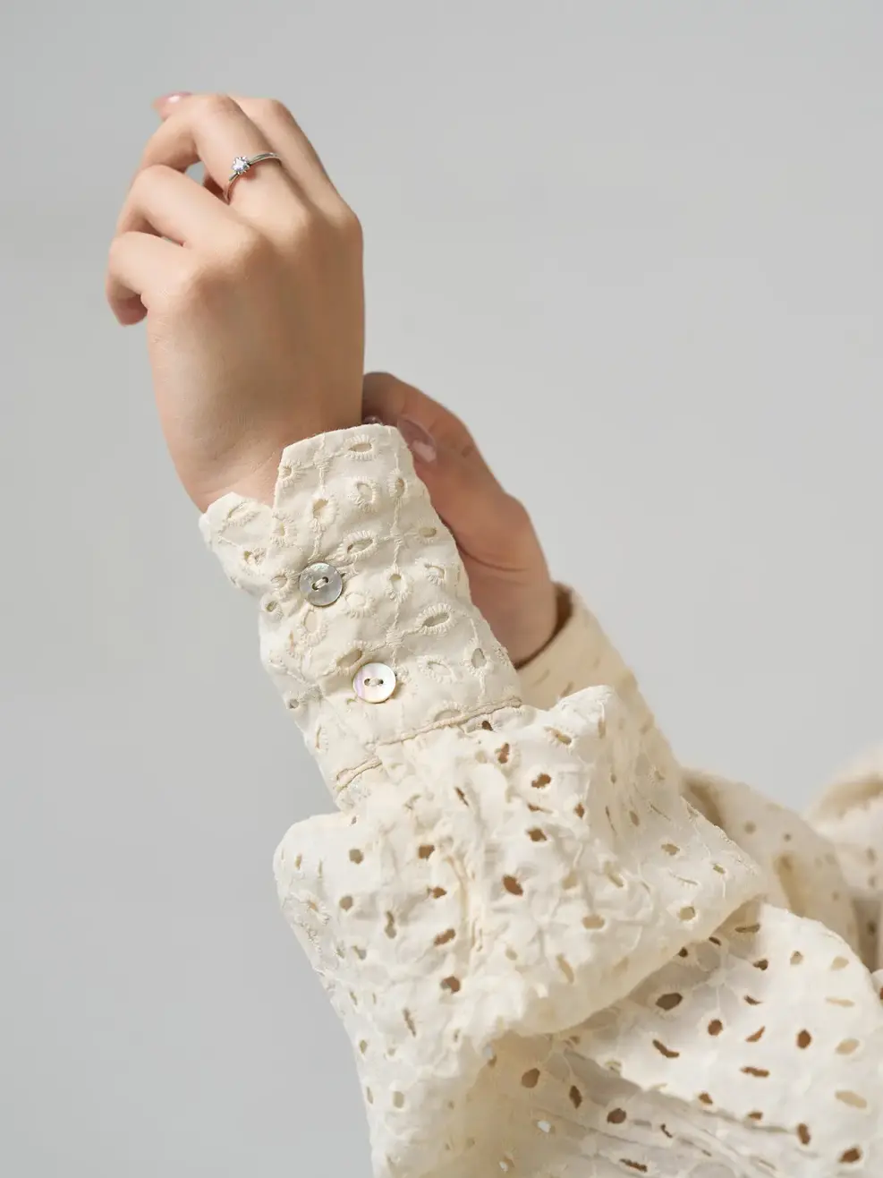 Áo Sơ Mi Dài Tay Nữ Ren Thêu Dáng Rộng - Be 001 - M