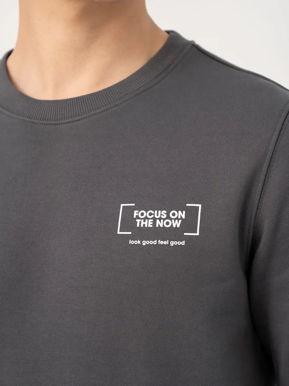 Áo Thun Đông Nam Nam Cơ Bản In Focus - Ghi Đậm - M