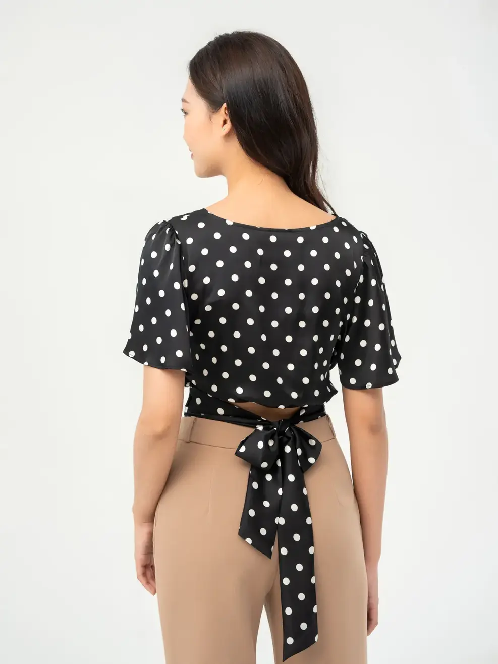 Áo Sơ Mi Tay Ngắn Nữ Croptop Đai Nơ  - Chấm bi đen - S