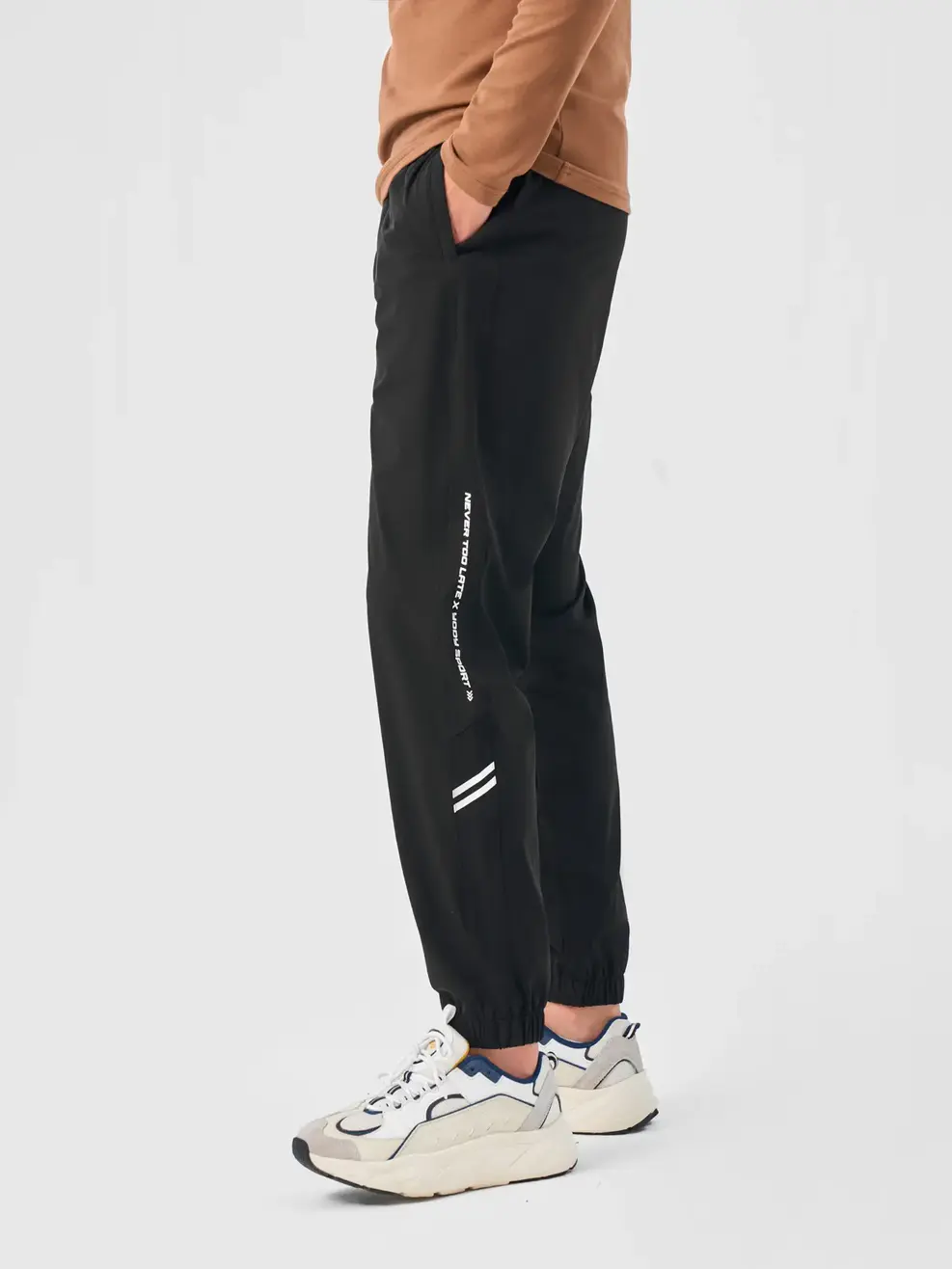 Quần Gió Thể Thao Nam Never Too Late  - Đen - M