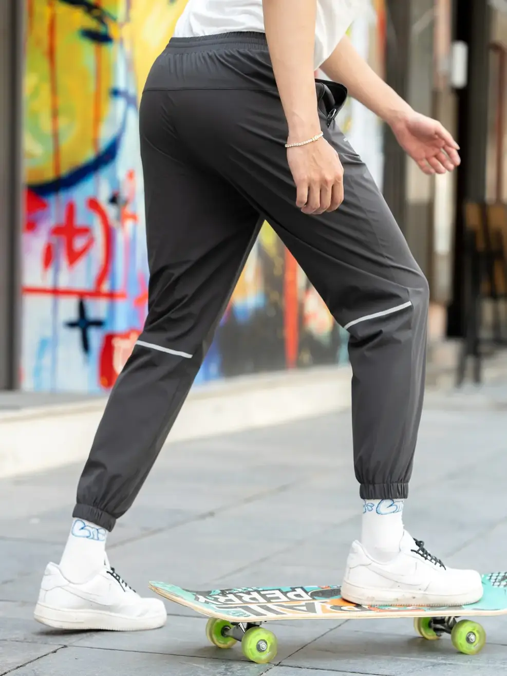 QUẦN THỂ THAO NAM GIÓ IN SỌC PHẢN QUANG - Ghi Đậm - XL