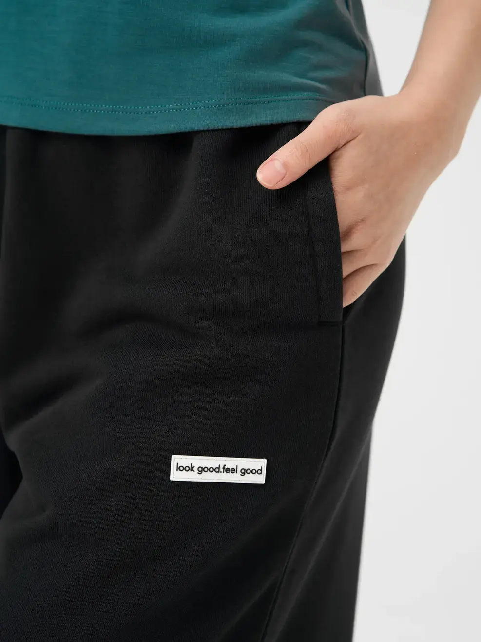 Quần Nỉ Nữ Xẻ Gấu - Đen - S