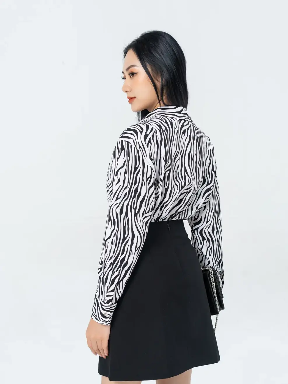 Sơ mi nữ dài tay dáng suông đuôi tôm - Trắng đen - S