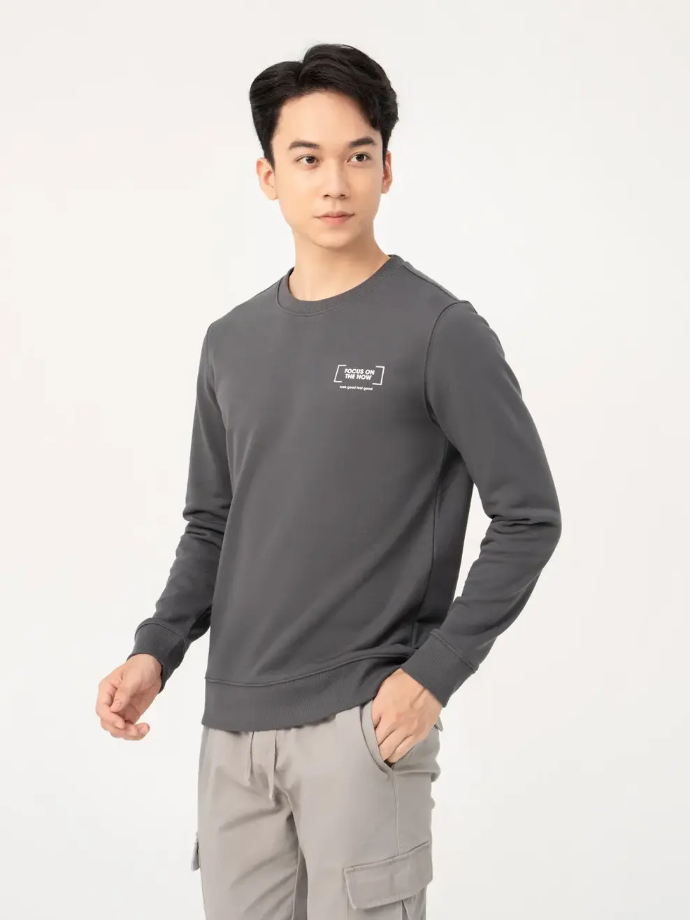 Áo Thun Đông Nam Nam Cơ Bản In Focus - Ghi Đậm - M