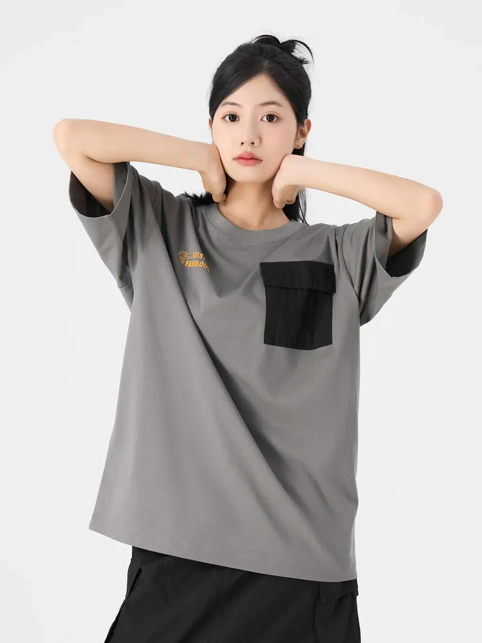 T-shirt Yoguu Feisty & Fabulous Túi Ốp - Ghi Đậm - 1