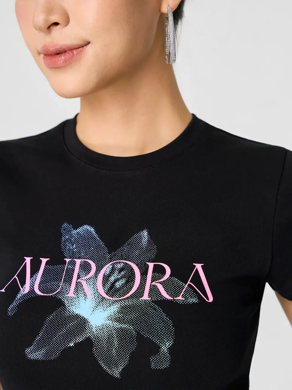 Áo Phông Nữ Phom Slimfit In Aurora - ĐEN 002 - S