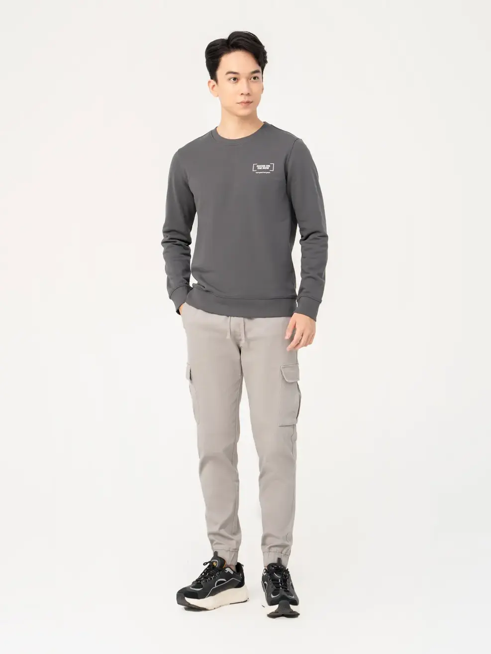 Áo Thun Đông Nam Nam Cơ Bản In Focus - Ghi Đậm - M