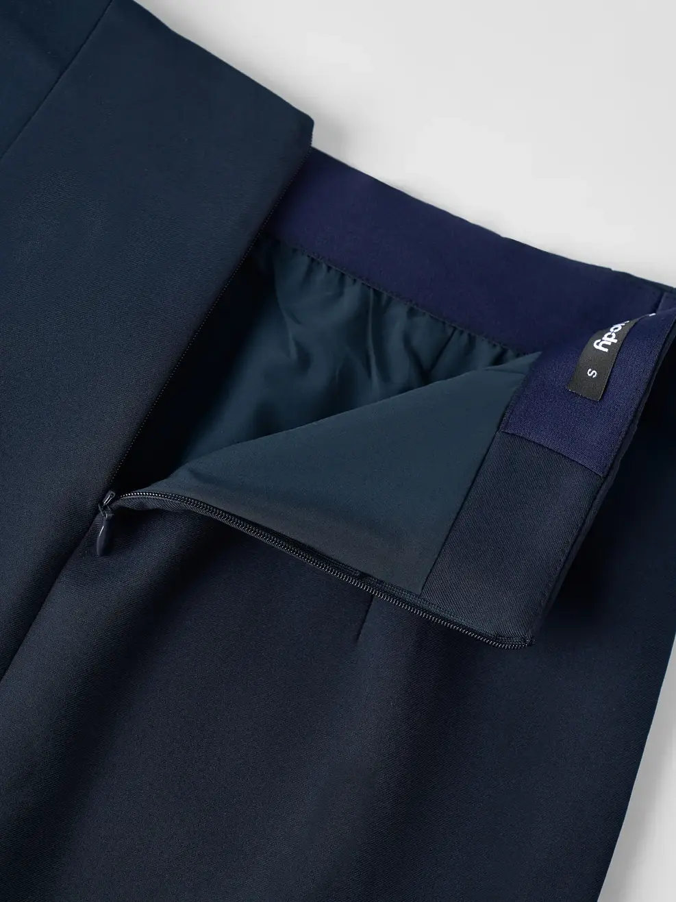 Chân Váy Straight Over The Knee Essential - Đen 001 - S