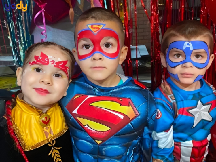 Hóa trang halloween cho bé thành siêu nhân