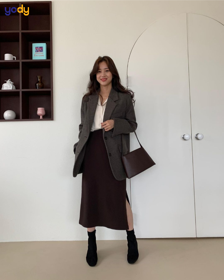 Blazer khoác ngoài chân váy dài tạo nên outfit công sở hiện đại