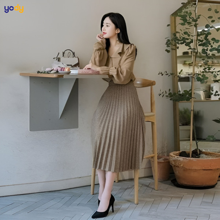 Phối chân váy xếp ly dài với giày cao gót