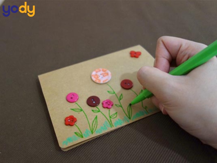 Cách làm thiệp 20 tháng 10 bằng cúc áo độc đáo