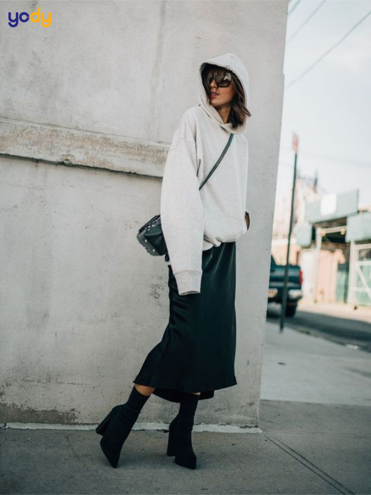 Chân váy dài đen kết hợp với áo hoodie cho phong cách năng động