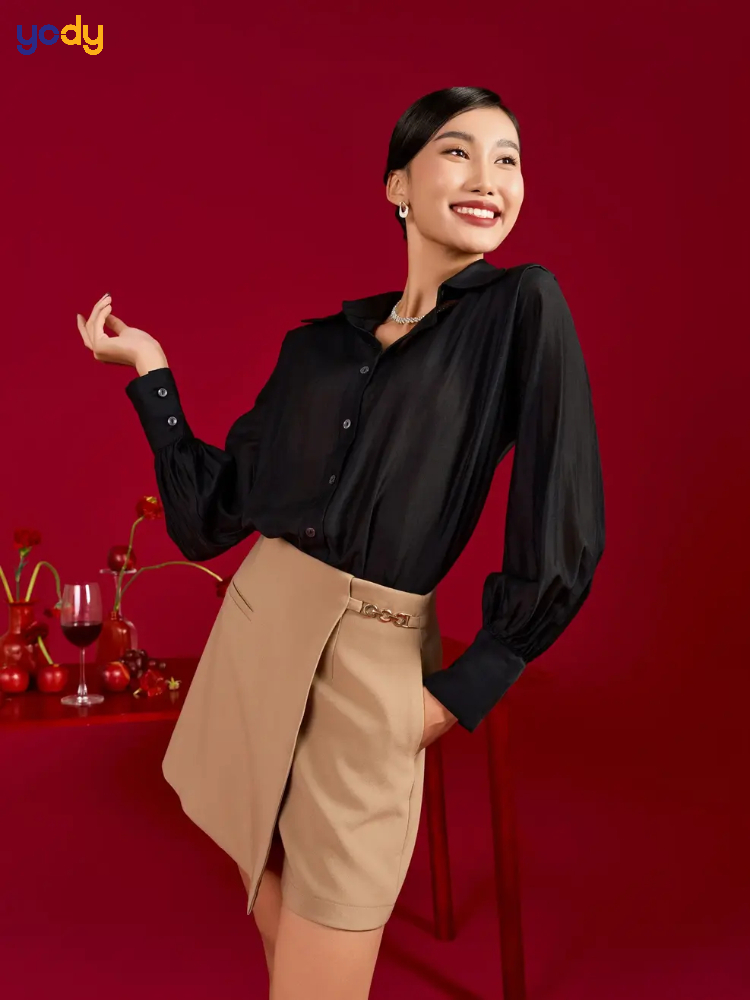  Áo sơ mi đen với phụ kiện kim loại để tạo điểm nhấn