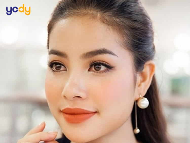 Lông mày xếch giúp gương mặt có phần sắc sảo, tạo sức hút riêng