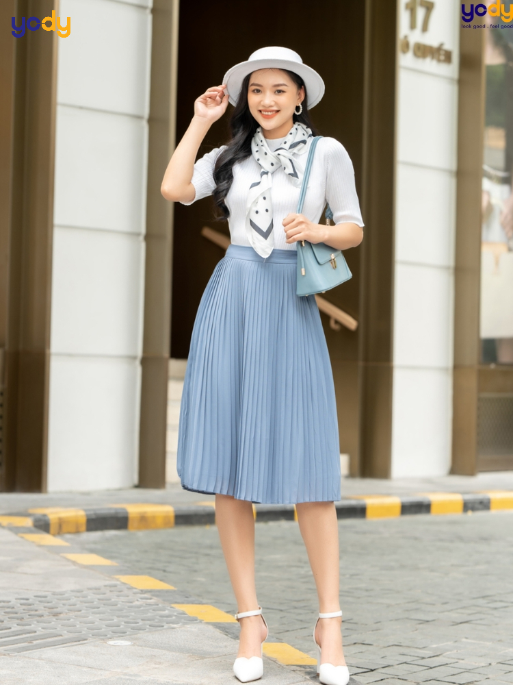 Phối chân váy xếp ly dài với áo sơ mi trắng