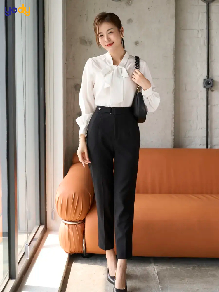 Phối quần tây đen nữ với áo sơ mi trắng