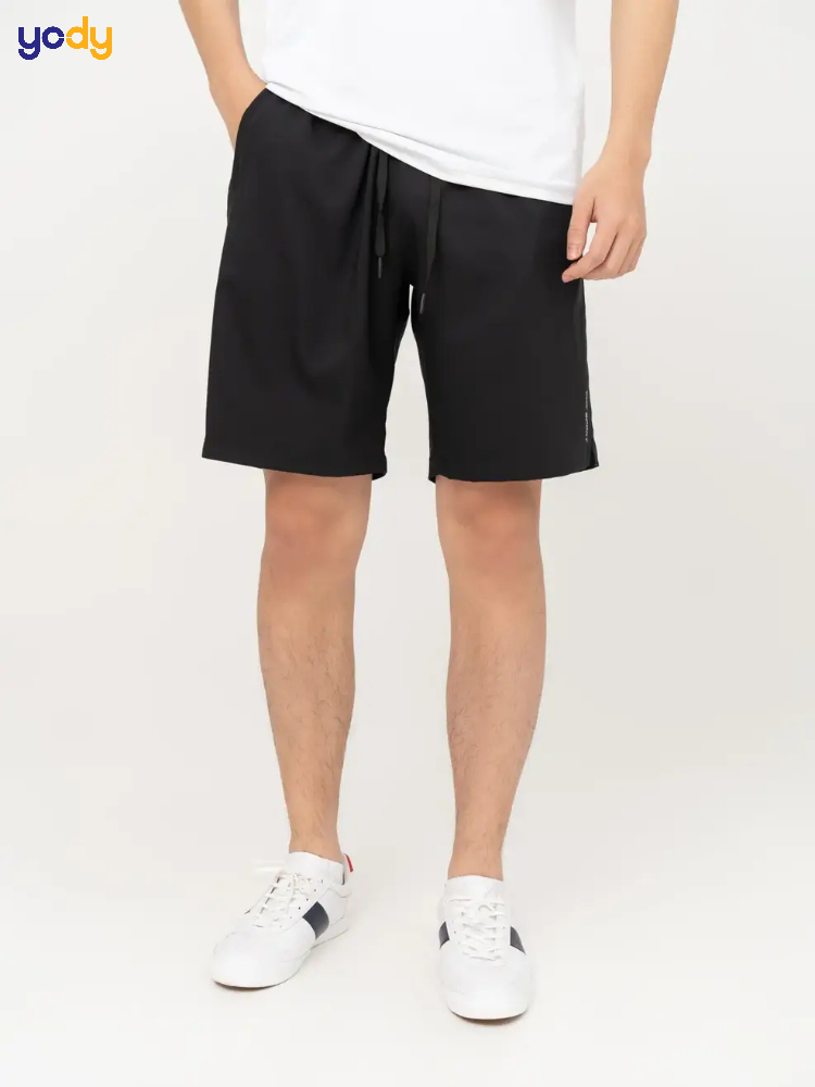 Quần thể thao và giày sneaker năng động