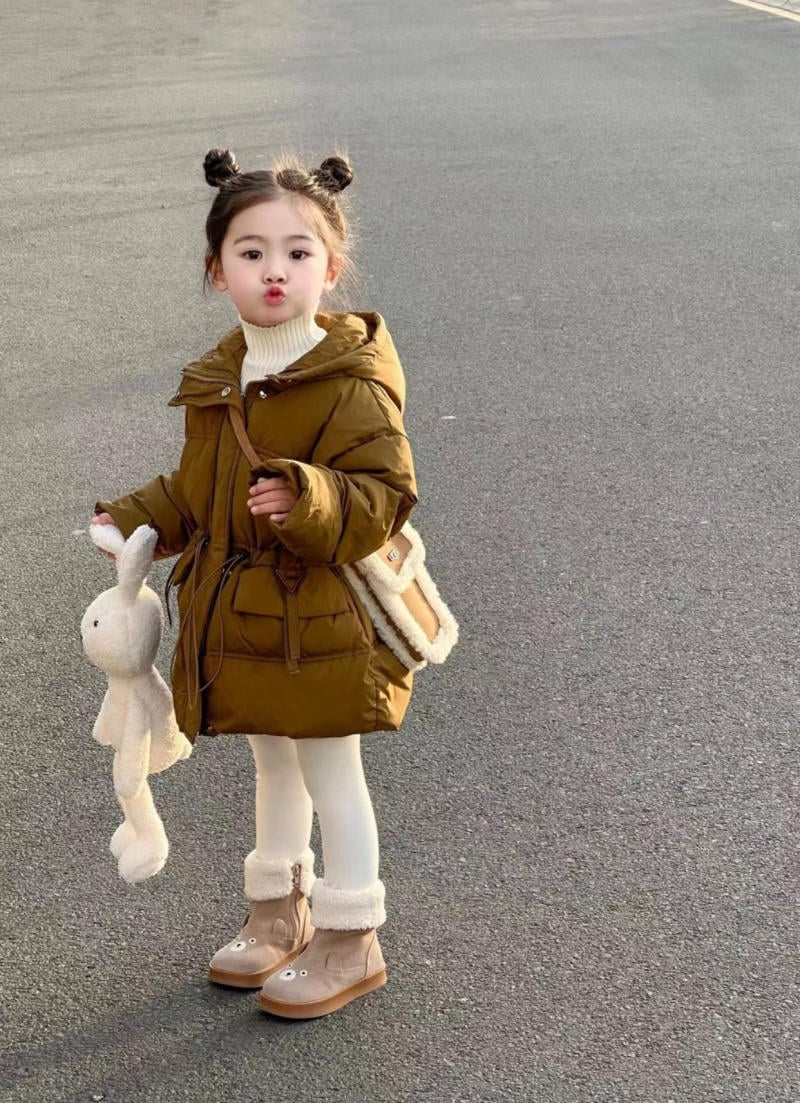 Phối áo phao và quần legging ôm gọn cơ thể tạo thành set đồ mùa đông thời trang