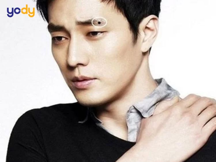 Đàn ông có nốt ruồi ở đuôi lông mày phải thường có tướng số tốt