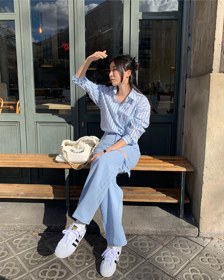 Phối áo sơ mi màu pastel với quần jean sáng màu