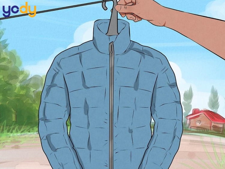 Dùng móc áo và vò áo phao lông vũ là cách xử lý áo phao lông vũ bị vón cục đơn giản