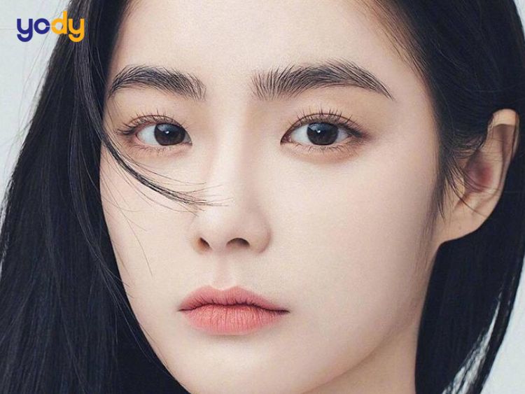 Lông mày lười liềm ở nữ giới