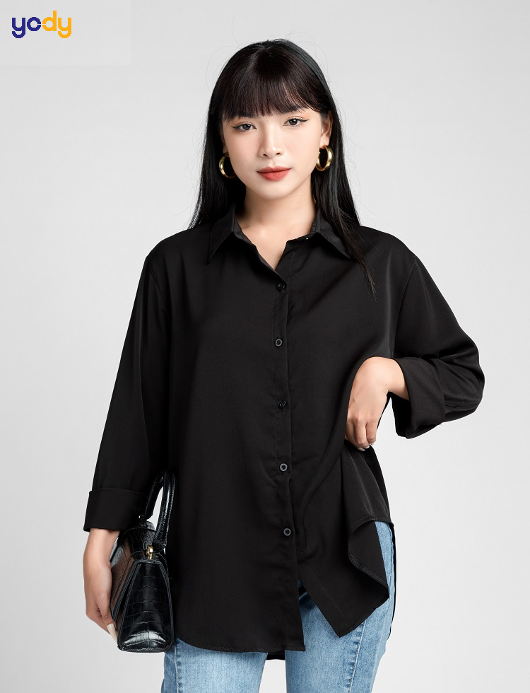 Áo sơ mi đen với quần jeans cạp cao