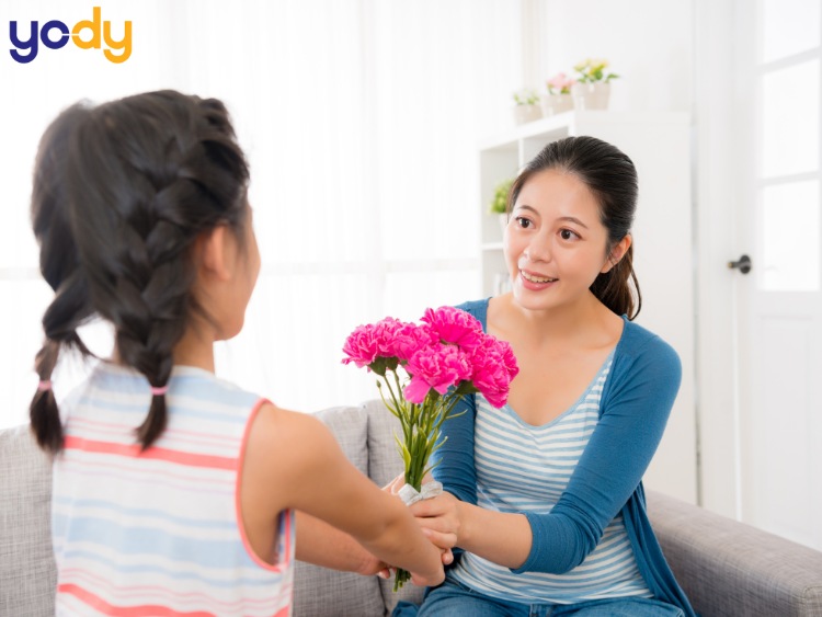 Ngày Phụ nữ Việt Nam 20/10 thường tặng hoa, quà hoặc tổ chức tiệc