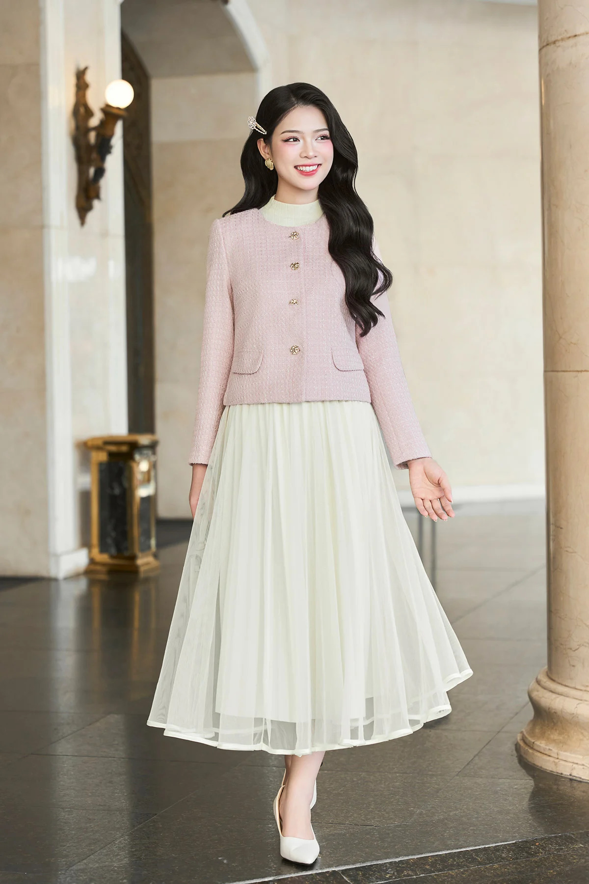 Phối áo tweed với chân váy dài thướt tha