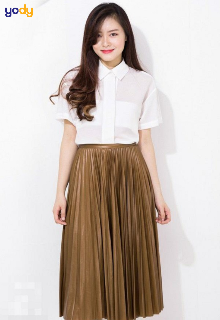 Áo sơ mi tay ngắn và chân váy xòe nữ tính