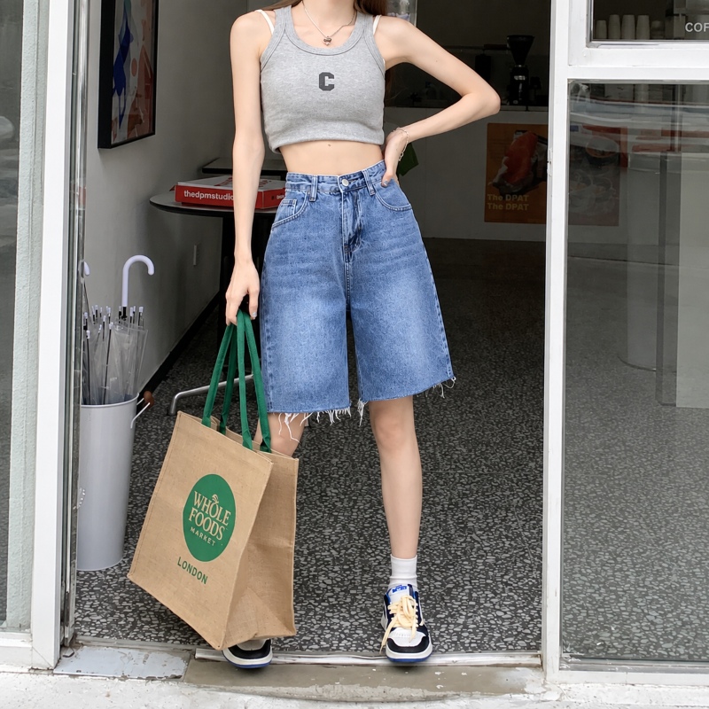 Phối quần jean ngố với áo 3 lỗ