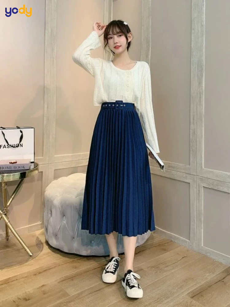 Mix chân váy xếp ly dài với giày thể thao