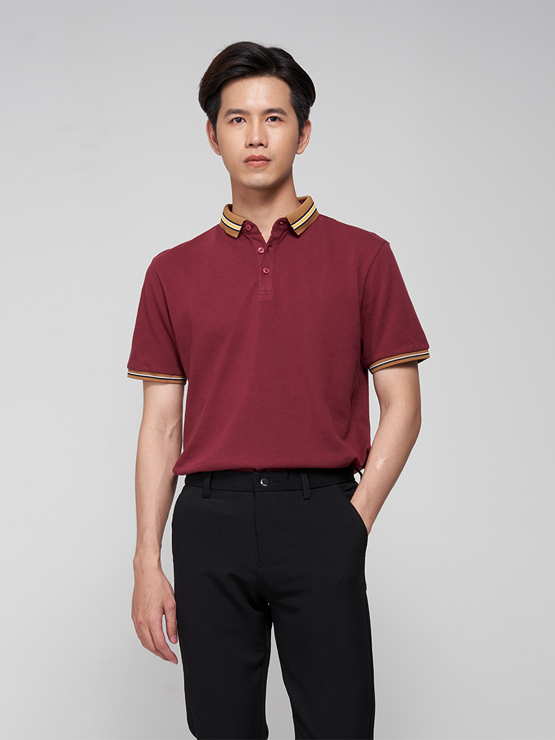 Phối áo polo đỏ đô với quần tây ống suông