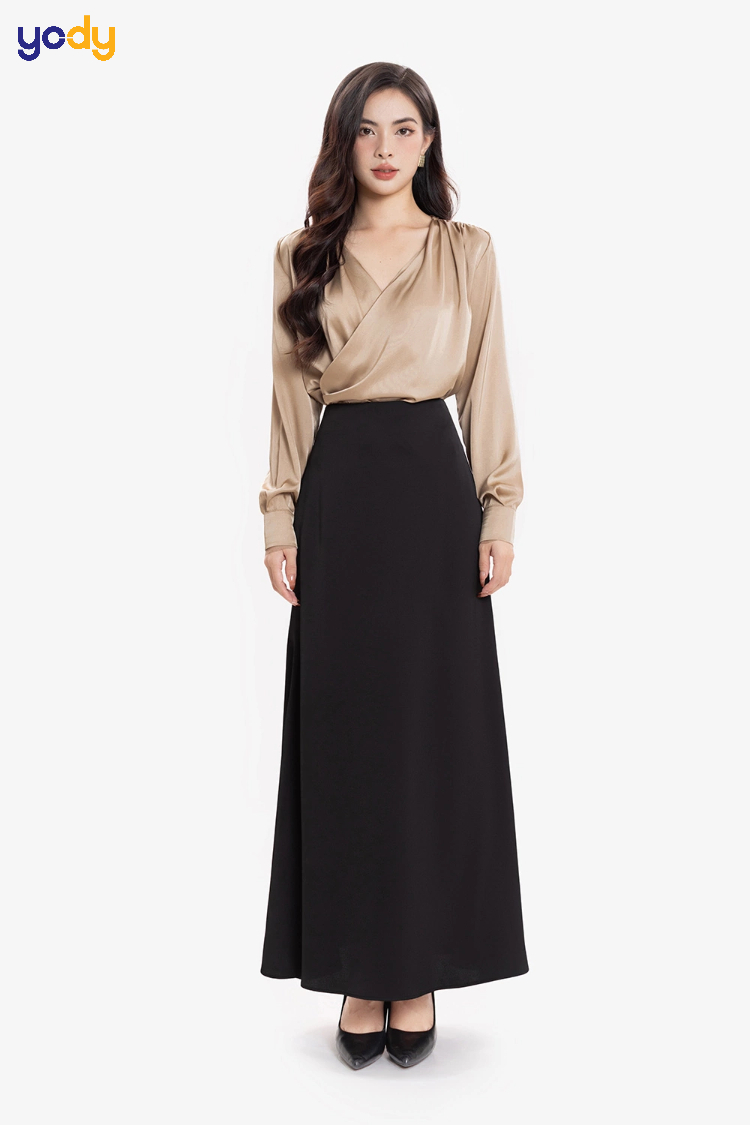  Phối chân váy dài đen với áo lụa mềm mại