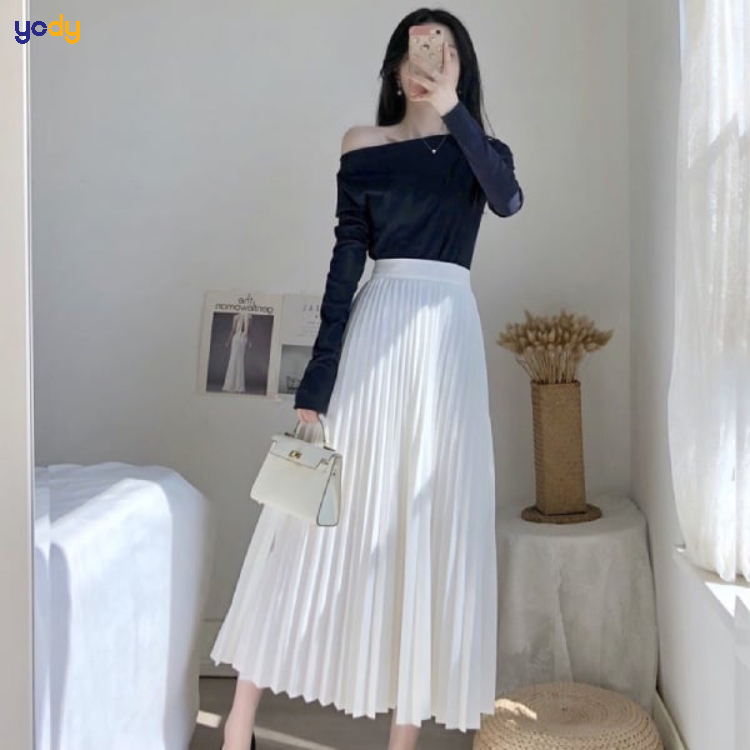 Phối chân váy xếp ly dài với túi xách nhỏ xinh