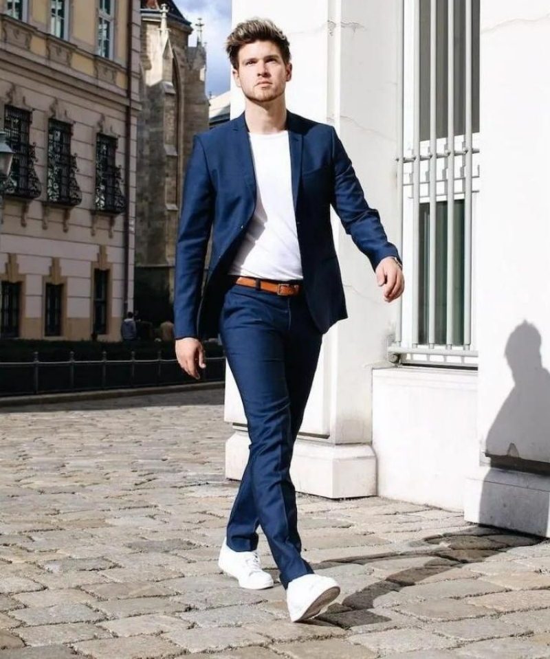 Mặc lót trong bộ suit hoặc blazer