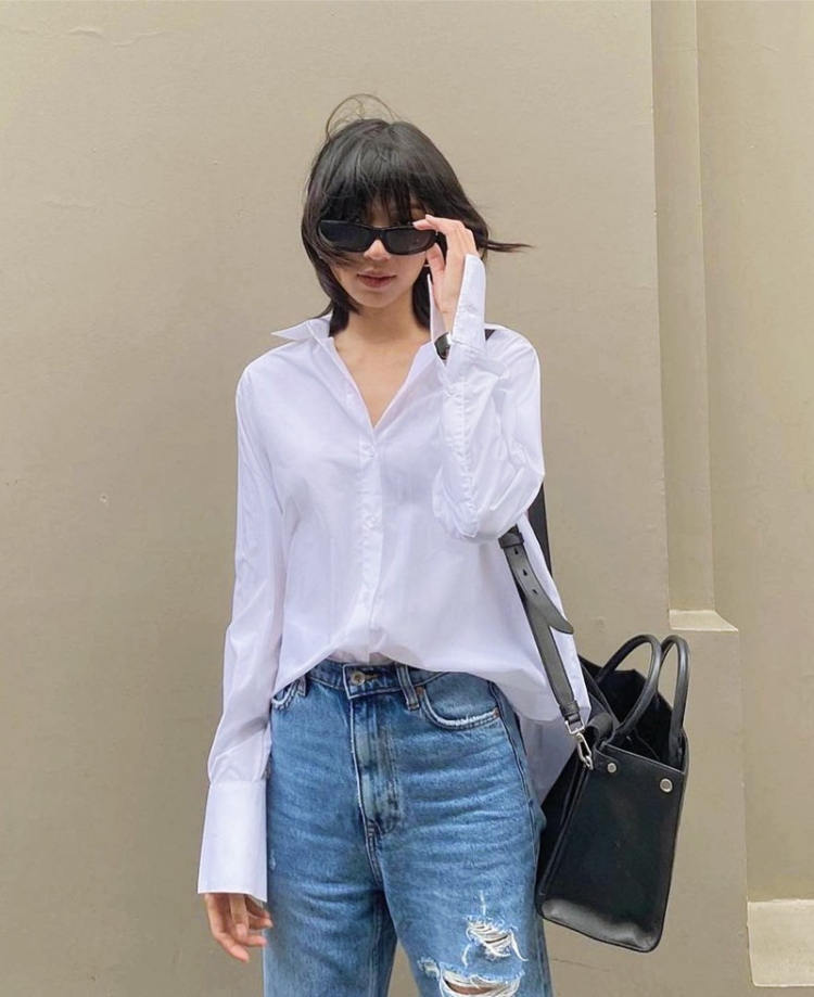 Phối áo sơ mi dáng suông với quần jean rách gối