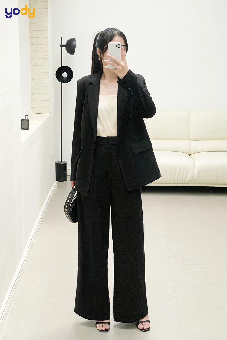 Kết hợp quần tây đen với áo khoác blazer hiện đại