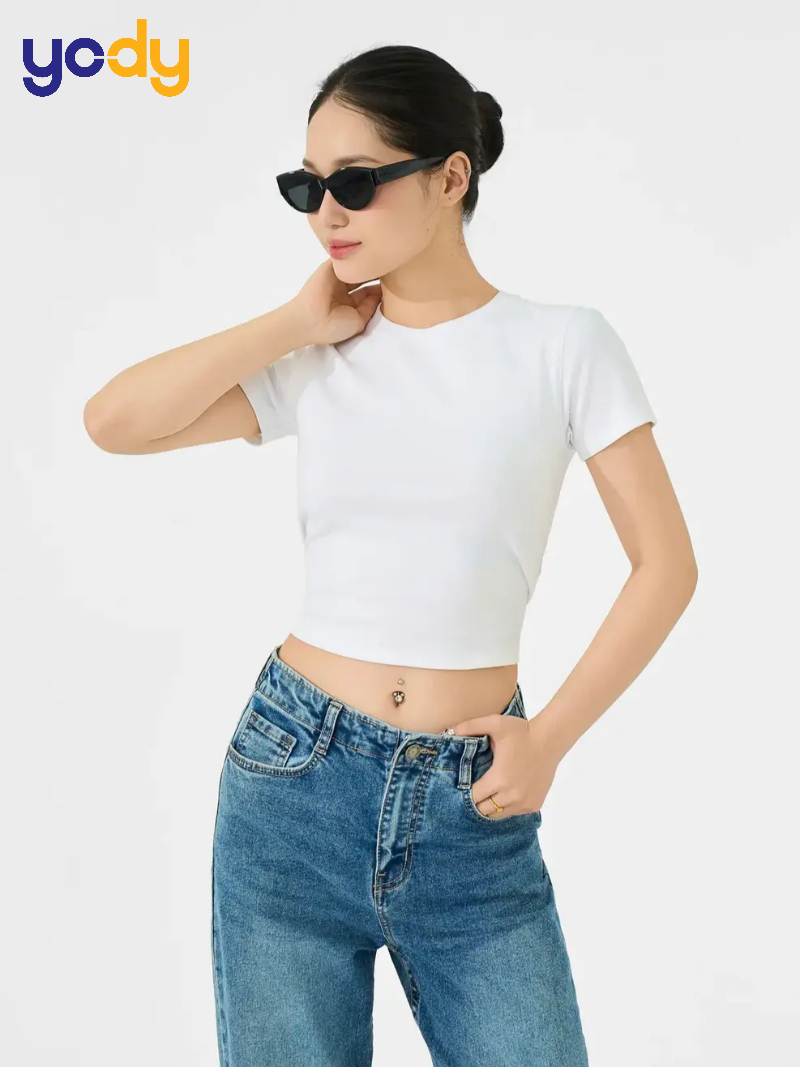 Áo thun trắng sơ vin với quần jeans cạp cao