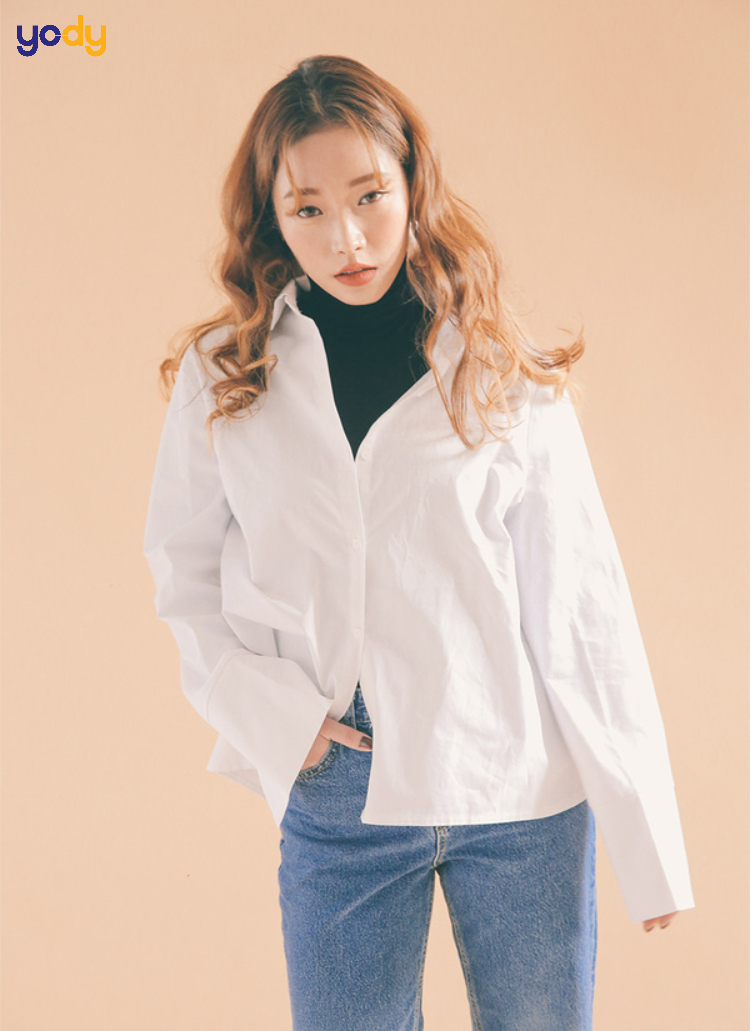 Phối áo sơ mi trắng với áo thun in họa tiết