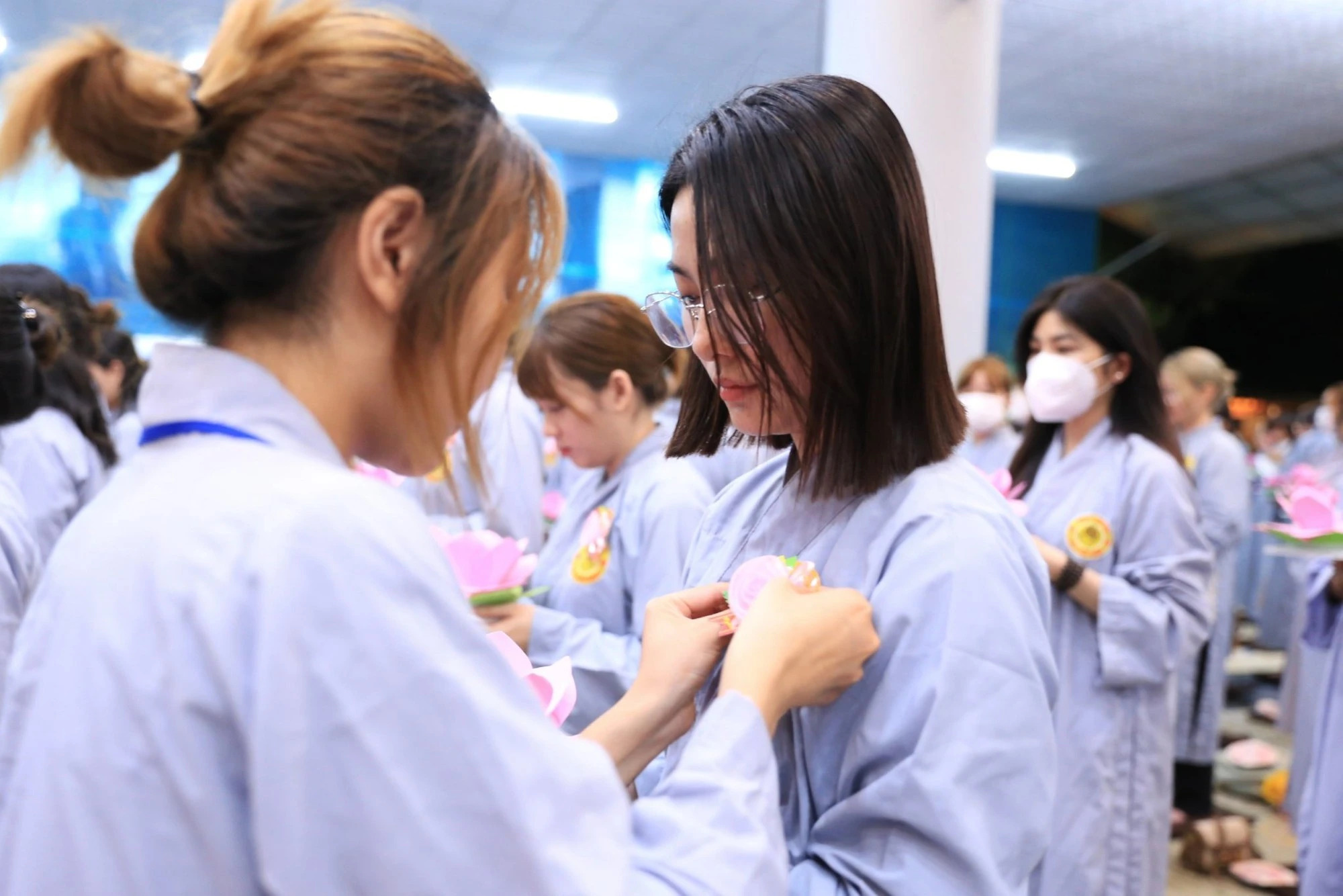 Nghi thức Cài bông hồng lên áo trong lễ Vu Lan