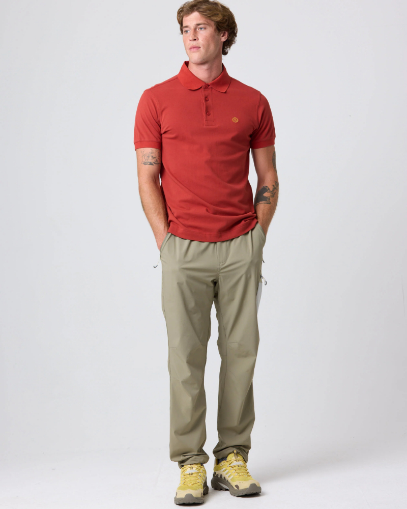 Phối áo polo đỏ đô với quần chinos