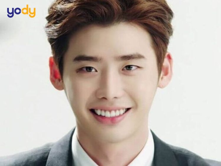 Có thể tạo dáng mày chữ nhất bằng cách kẻ, phun xăm, cấy mày