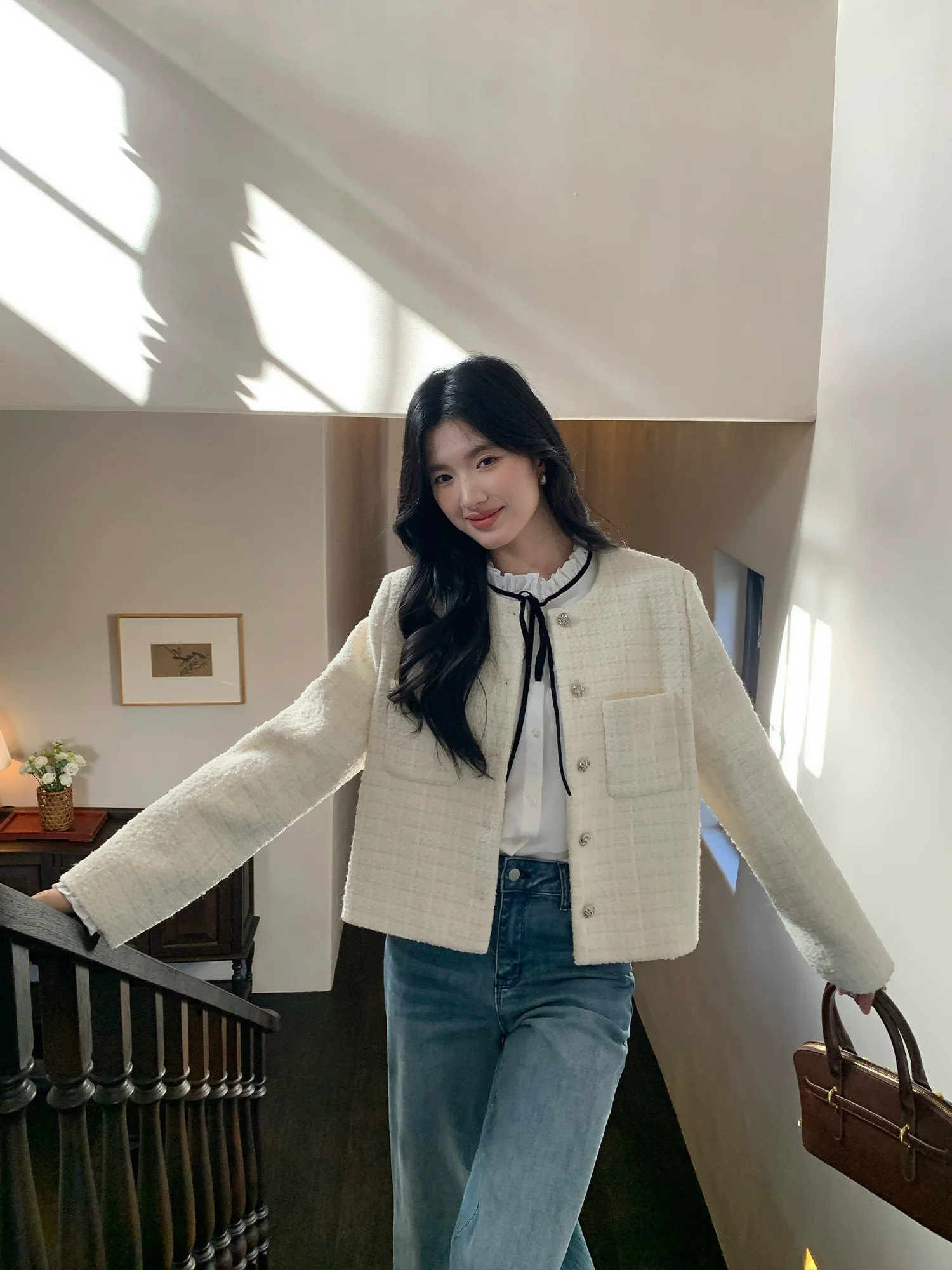 Áo tweed trắng vừa thanh lịch vừa dễ phối đồ