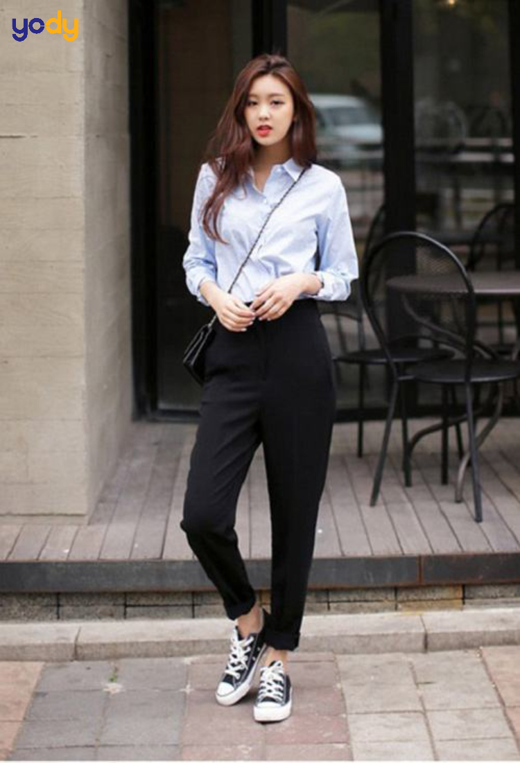 Kết hợp quần tây kiểu ống rộng với giày thể thao đế bệt